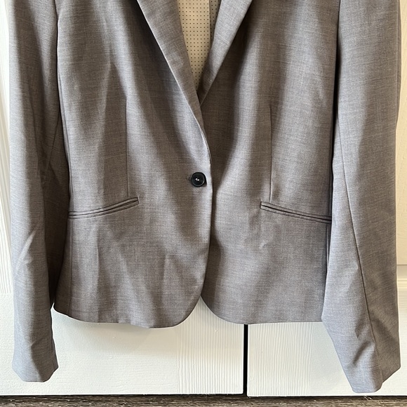 Grey blazer with one button closure. - Picture 3 of 5